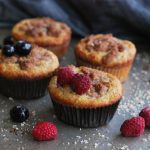 Hallon- och blåbärsmuffins med smul - Baka Sockerfritt