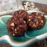 Pistage- och cashewbollar med dadlar - Baka Sockerfritt