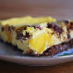 Mangocheesecake på chokladbotten - Baka Sockerfritt
