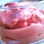 Snabb yoghurtglass med jordgubb - Baka Sockerfritt