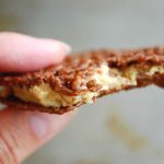 Spröda chokladflarn med jordnötsfyllning - Baka Sockerfritt