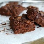 Chocolate chip almond brownie - Baka Sockerfritt