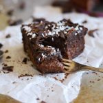 Kladdig chokladkaka med chokladfrosting - Baka Sockerfritt