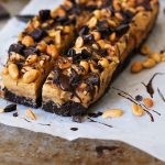 No bake Snickerskaka (vegansk) - Baka Sockerfritt