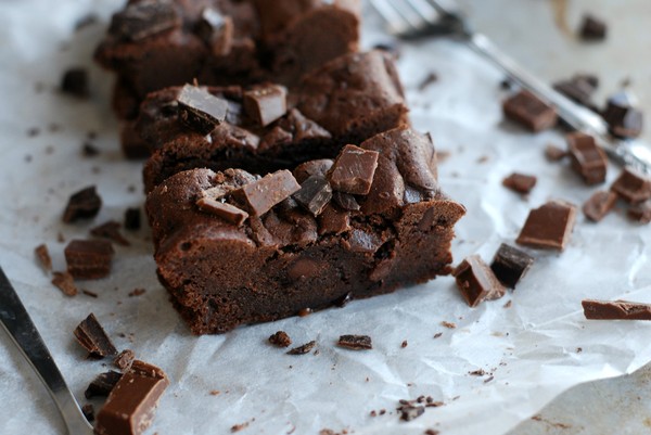 Double chocolate brownie cake - Baka Sockerfritt