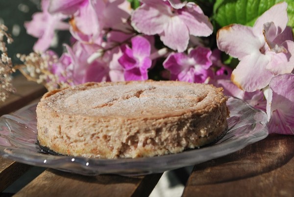 Avokado- och jordgubbscheesecake - Baka Sockerfritt