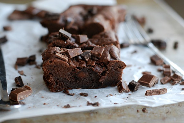 Double chocolate brownie cake - Baka Sockerfritt