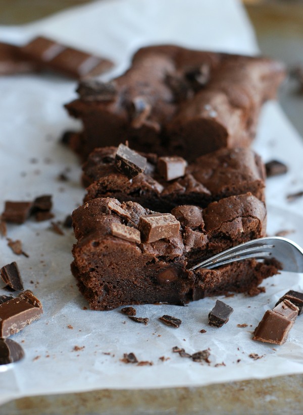 Double chocolate brownie cake - Baka Sockerfritt