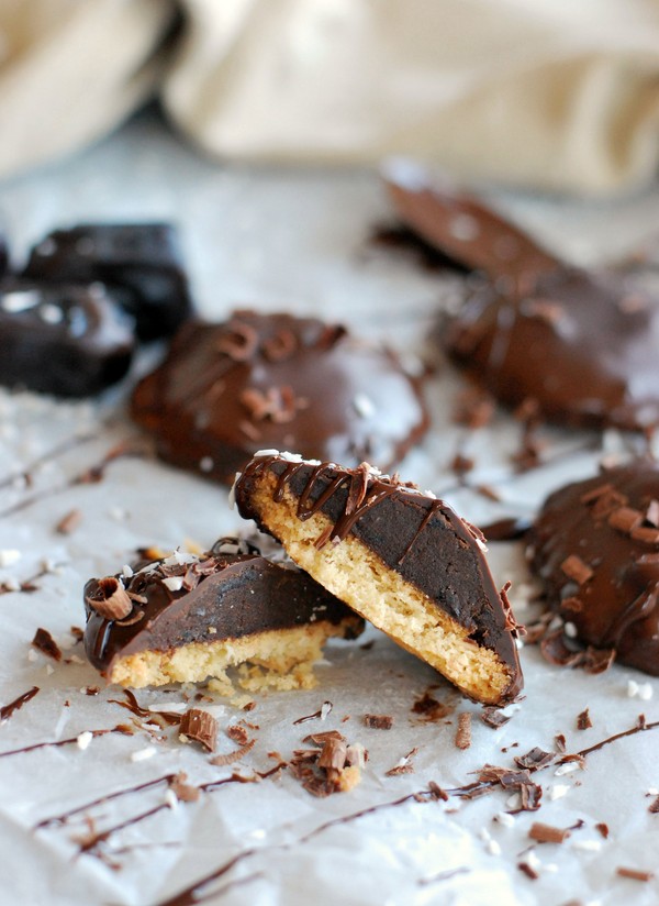 Lyxiga chokladkakor med dadelfyllning - Baka Sockerfritt