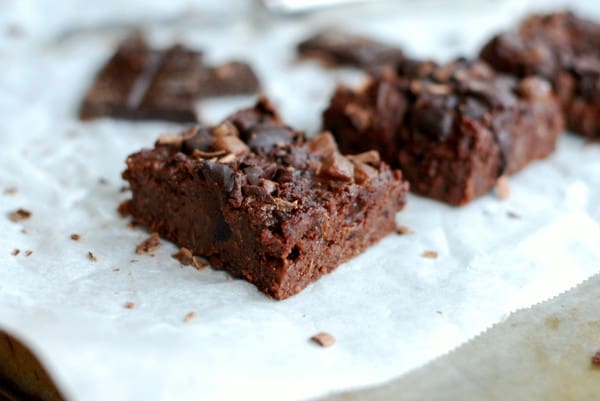Chocolate chip almond brownie - Baka Sockerfritt