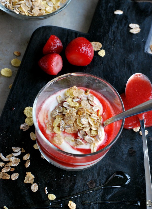 Yoghurtdessert med jordgubbsrippel - Baka Sockerfritt