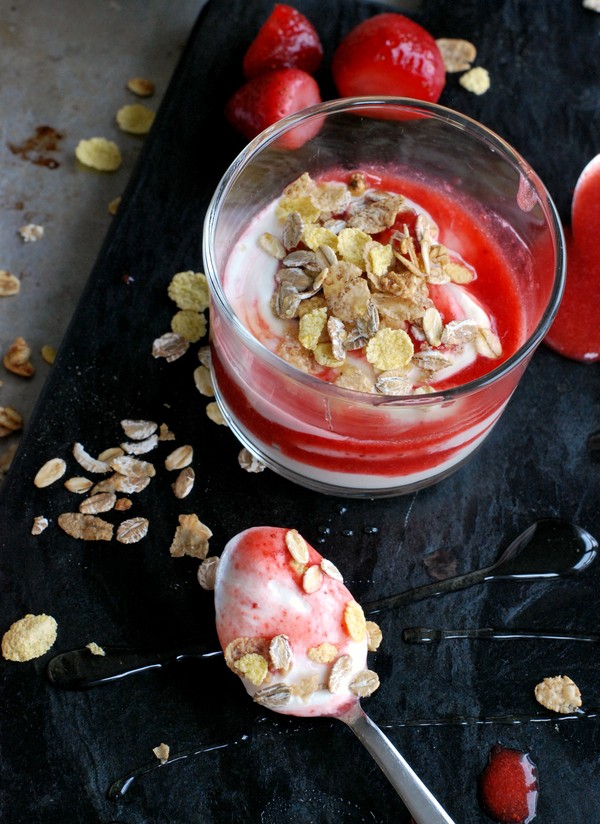 Yoghurtdessert med jordgubbsrippel - Baka Sockerfritt