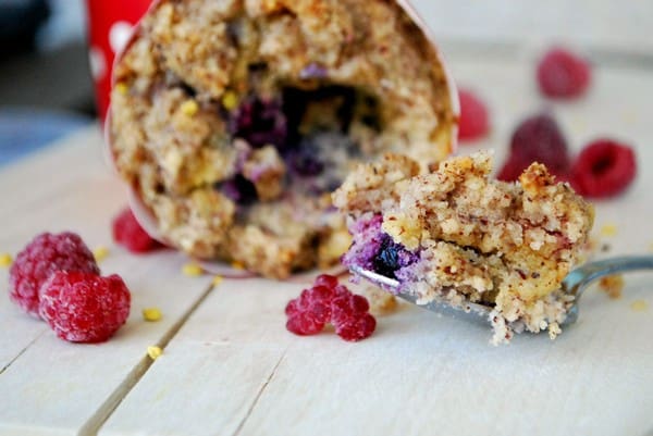 Hallon- och blåbärmuffins med smul - Baka Sockerfritt