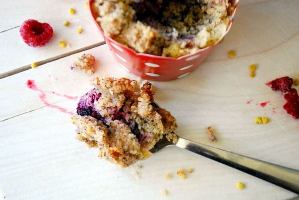 Hallon- och blåbärsmuffins med smulöverdrag - Baka Sockerfritt