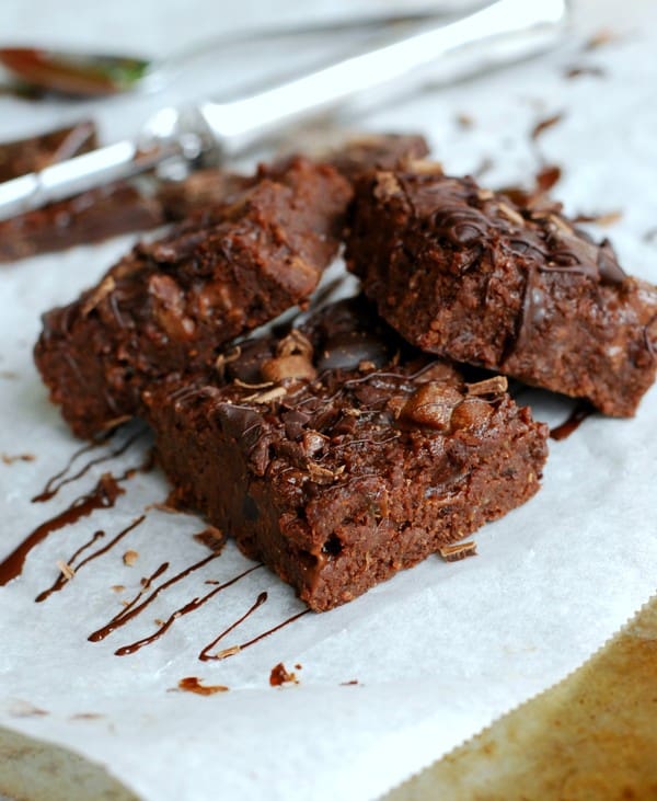 Chocolate chip almond brownie - Baka Sockerfritt