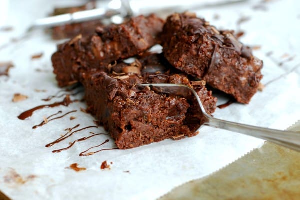 Chocolate chip almond brownie - Baka Sockerfritt