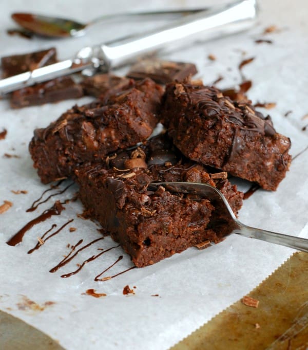 Chocolate chip almond brownie - Baka Sockerfritt