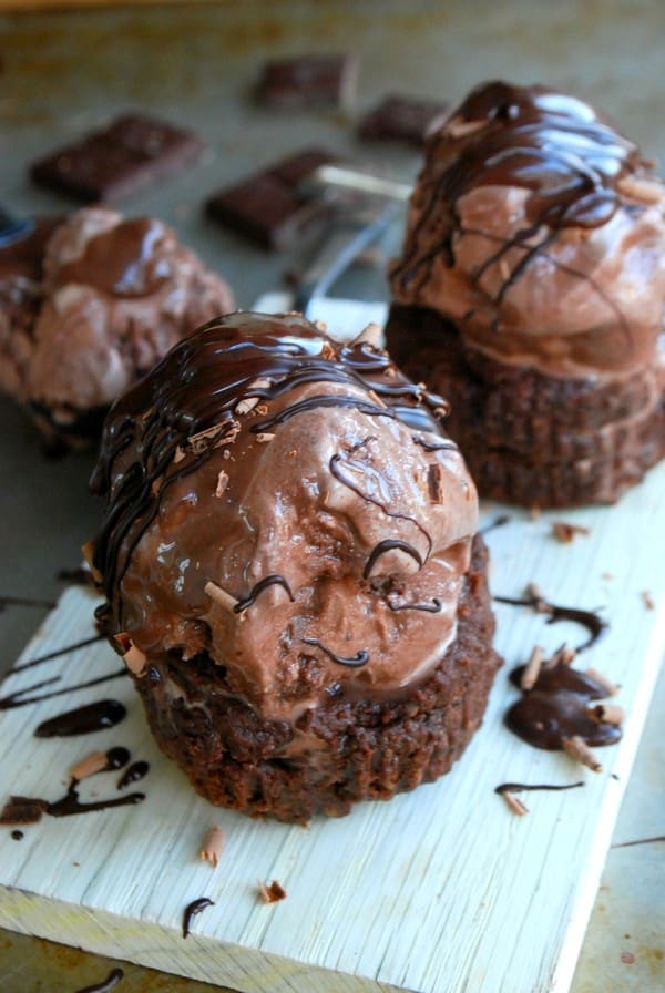 Chocolate craving - Kladdkaksbakelse med proteinglass och chokladsås - Baka Sockerfritt