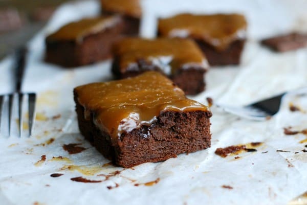 Salted caramel brownie - glutenfri och utan tillsatt socker - Baka Sockerfritt