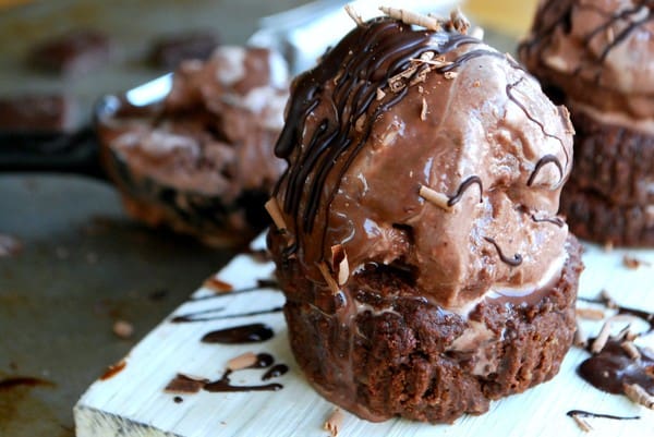 Chocolate craving - Kladdkaksbakelse med proteinglass och chokladsås - Baka Sockerfritt