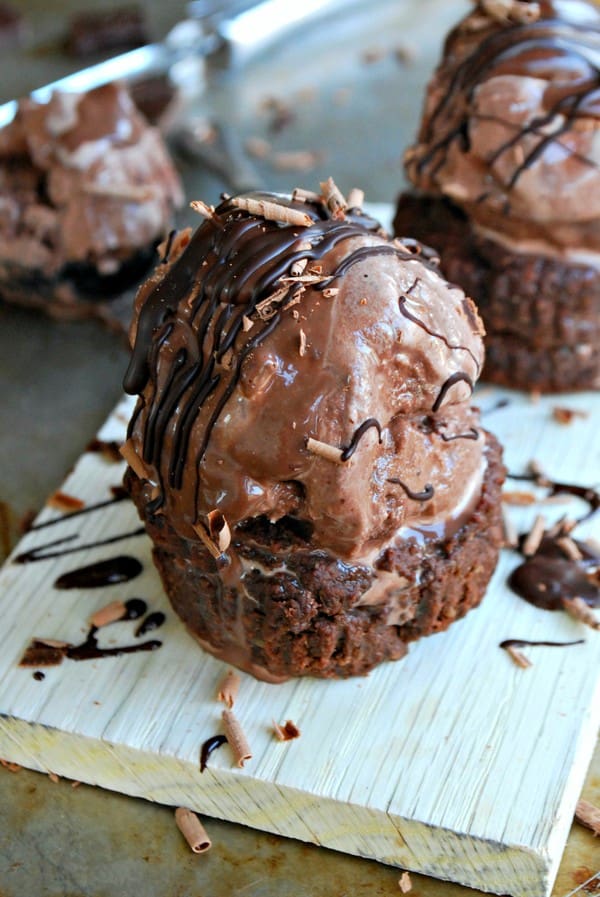 Chocolate craving - Kladdkaksbakelse med proteinglass och chokladsås - Baka Sockerfritt