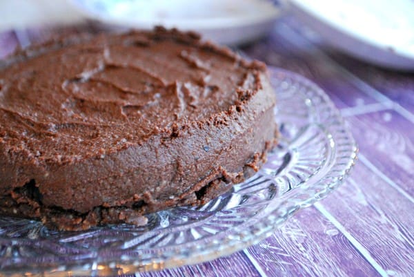Healthy No bake Chocolate cashew cake - Baka Sockerfritt