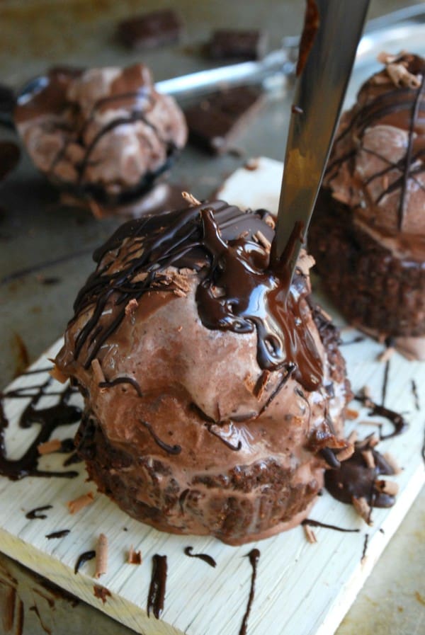 Chocolate craving - Kladdkaksbakelse med proteinglass och chokladsås - Baka Sockerfritt