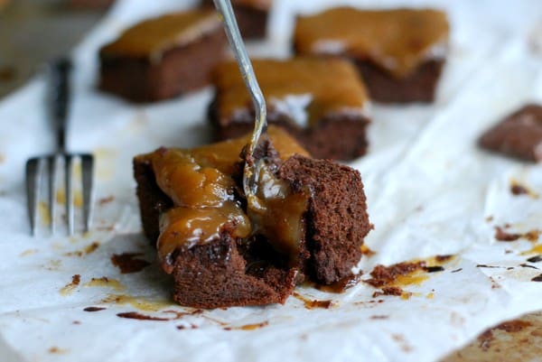Salted caramel brownie - glutenfri och utan tillsatt socker - Baka Sockerfritt