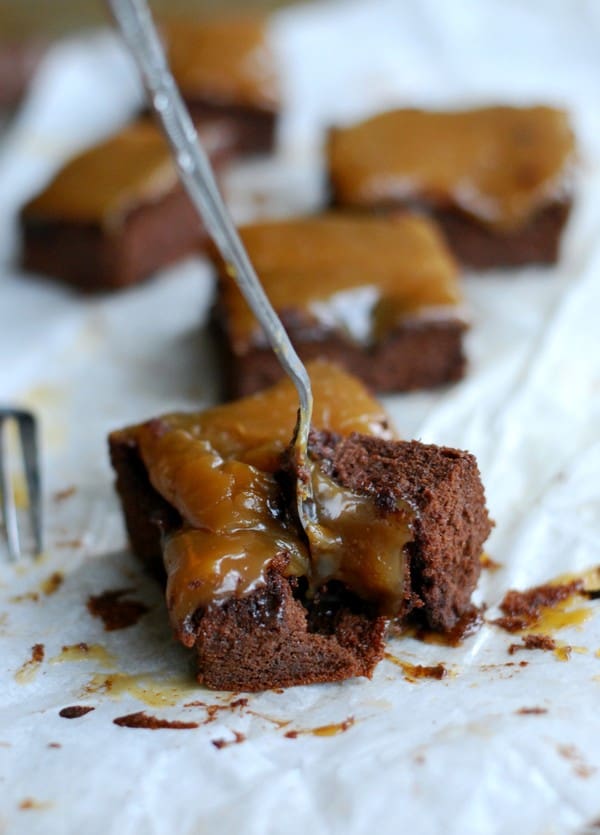 Salted caramel brownie - glutenfri och utan tillsatt socker - Baka Sockerfritt