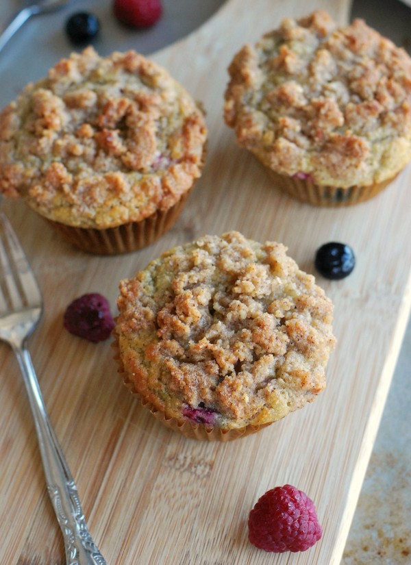 Hallon- och blåbärsmuffins med smul - Baka Sockerfritt