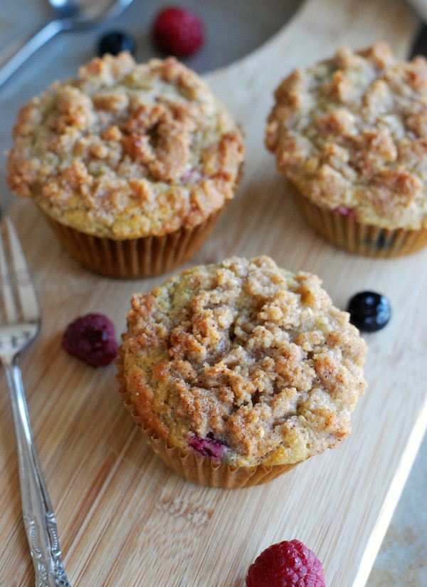 Hallon- och blåbärsmuffins med smul - Baka Sockerfritt