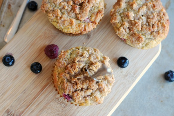 Hallon- och blåbärsmuffins med smul - Baka Sockerfritt