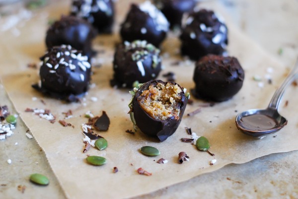 Jordnötsfyllda chokladtryfflar - Baka Sockerfritt