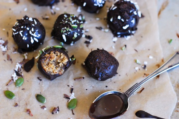 Jordnötsfyllda chokladtryfflar - Baka Sockerfritt