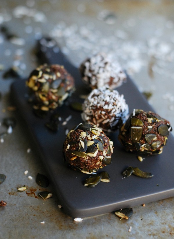 Ljuvliga chokladbollar med pumpafrö och kokos - Baka Sockerfritt