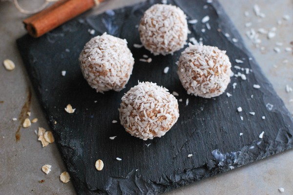 Juliga havrebollar med smak av pepparkaka - Baka Sockerfritt