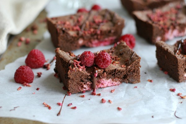 Sommarbrownie med hallonfyllning - Baka Sockerfritt