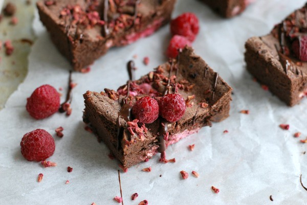 Sommarbrownie med hallonfyllning - Baka Sockerfritt