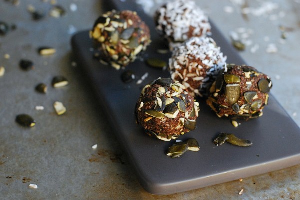 Ljuvliga chokladbollar med pumpafrö och kokos - Baka Sockerfritt