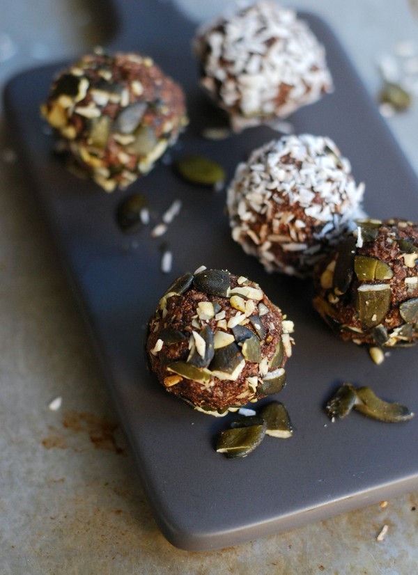 Ljuvliga chokladbollar med pumpafrö och kokos - Baka Sockerfritt