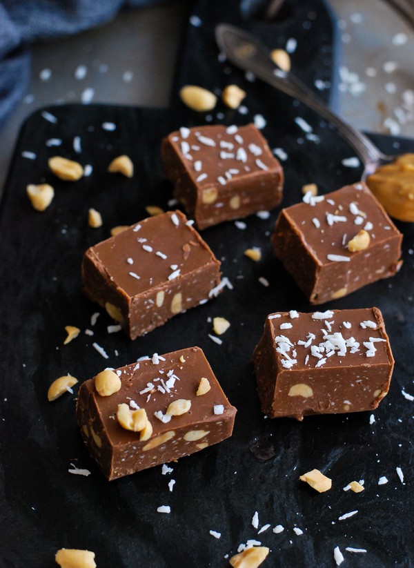 Chocolate coconut bites - Baka Sockerfritt