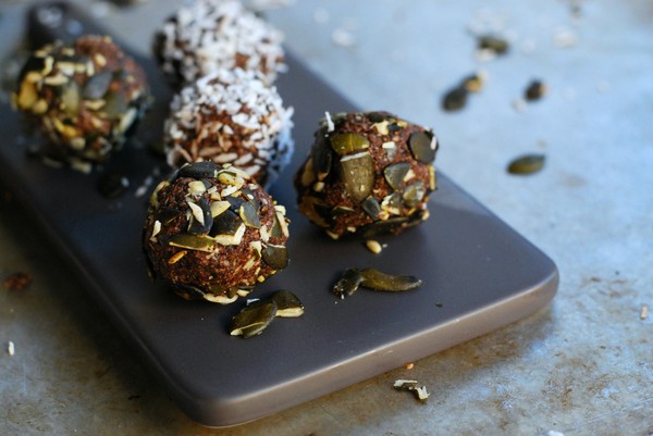 Ljuvliga chokladbollar med pumpafrö och kokos - Baka Sockerfritt