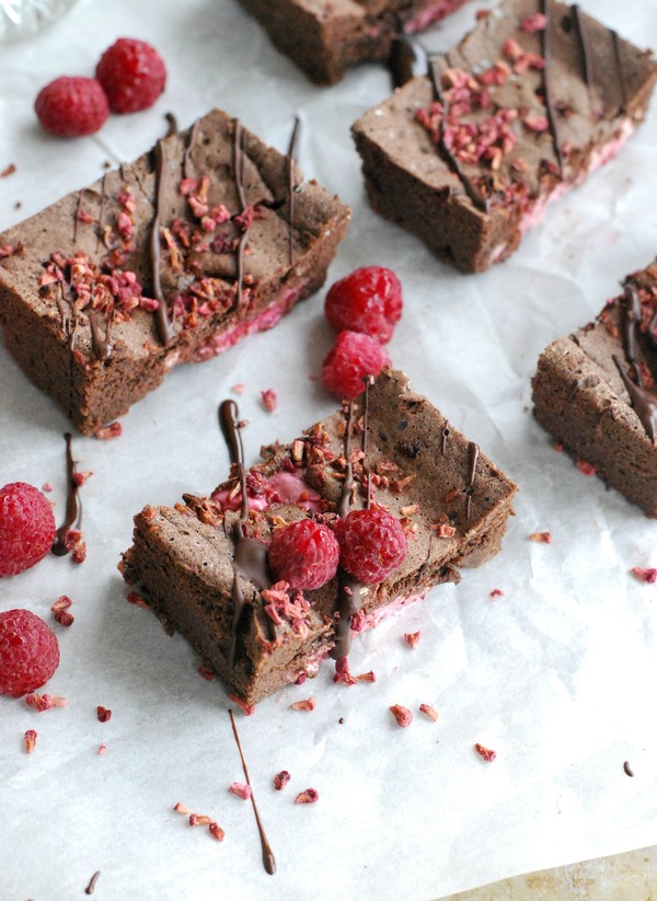 Sommarbrownie med hallonfyllning - Baka Sockerfritt