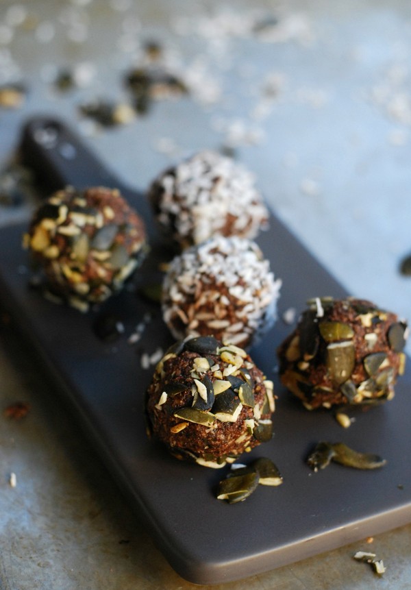 Ljuvliga chokladbollar med pumpafrö och kokos - Baka Sockerfritt