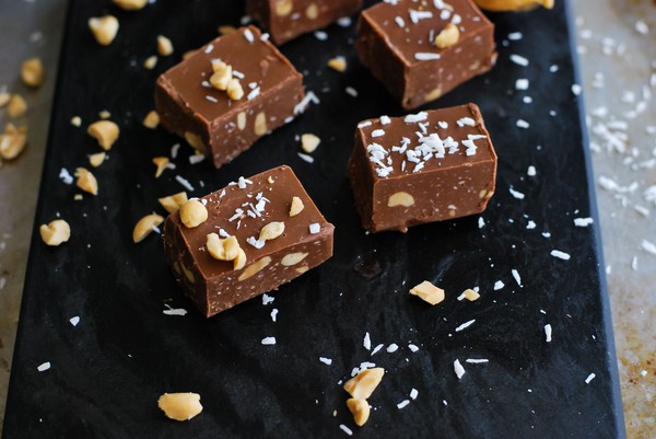 Chocolate coconut bites - Baka Sockerfritt