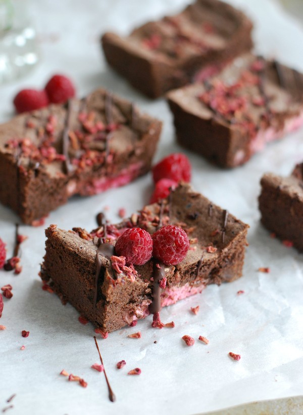 Sommarbrownie med hallonfyllning - Baka Sockerfritt