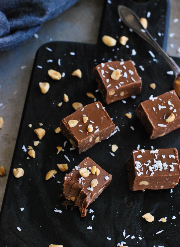 Chocolate coconut bites - Baka Sockerfritt