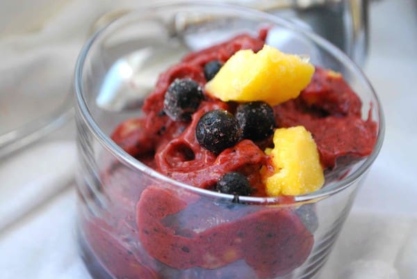 Fräsch mangosorbet med blåbär (raw) - Baka Sockerfritt