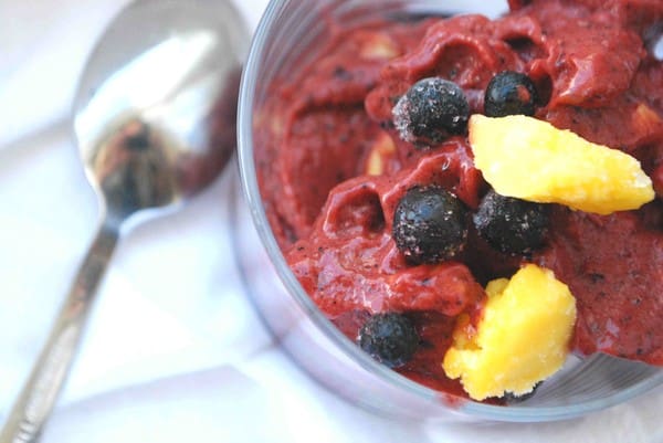 Fräsch mangosorbet med blåbär (raw) - Baka Sockerfritt