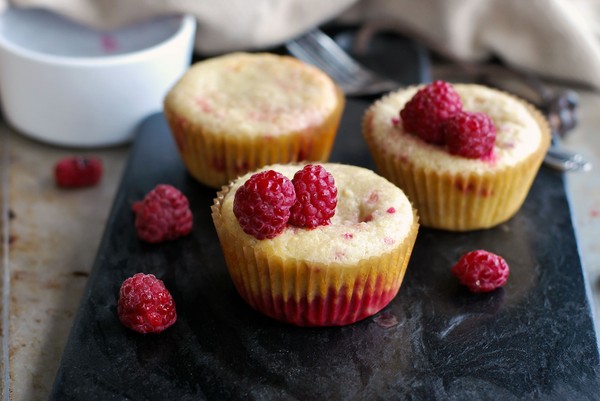 Kladdiga hallonmuffins utan tillsatt socker - Baka Sockerfritt